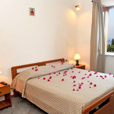 Hotel La Casa Sul Faro 2*